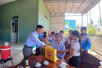 Nhân kỷ niệm Ngày thành lập Quân đội Nhân dân Việt Nam 22/12, học sinh Trường Tiểu học Hà Huy Tập đã tổ chức đến thăm hỏi, động viên các cựu chiến binh, thể hiện truyền thống “Uống nước nhớ nguồn” của nhà trường